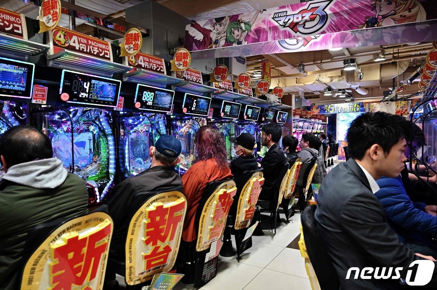 본문 이미지 - 일본의 한 파친코 점포. <자료사진> ⓒ AFP=뉴스1