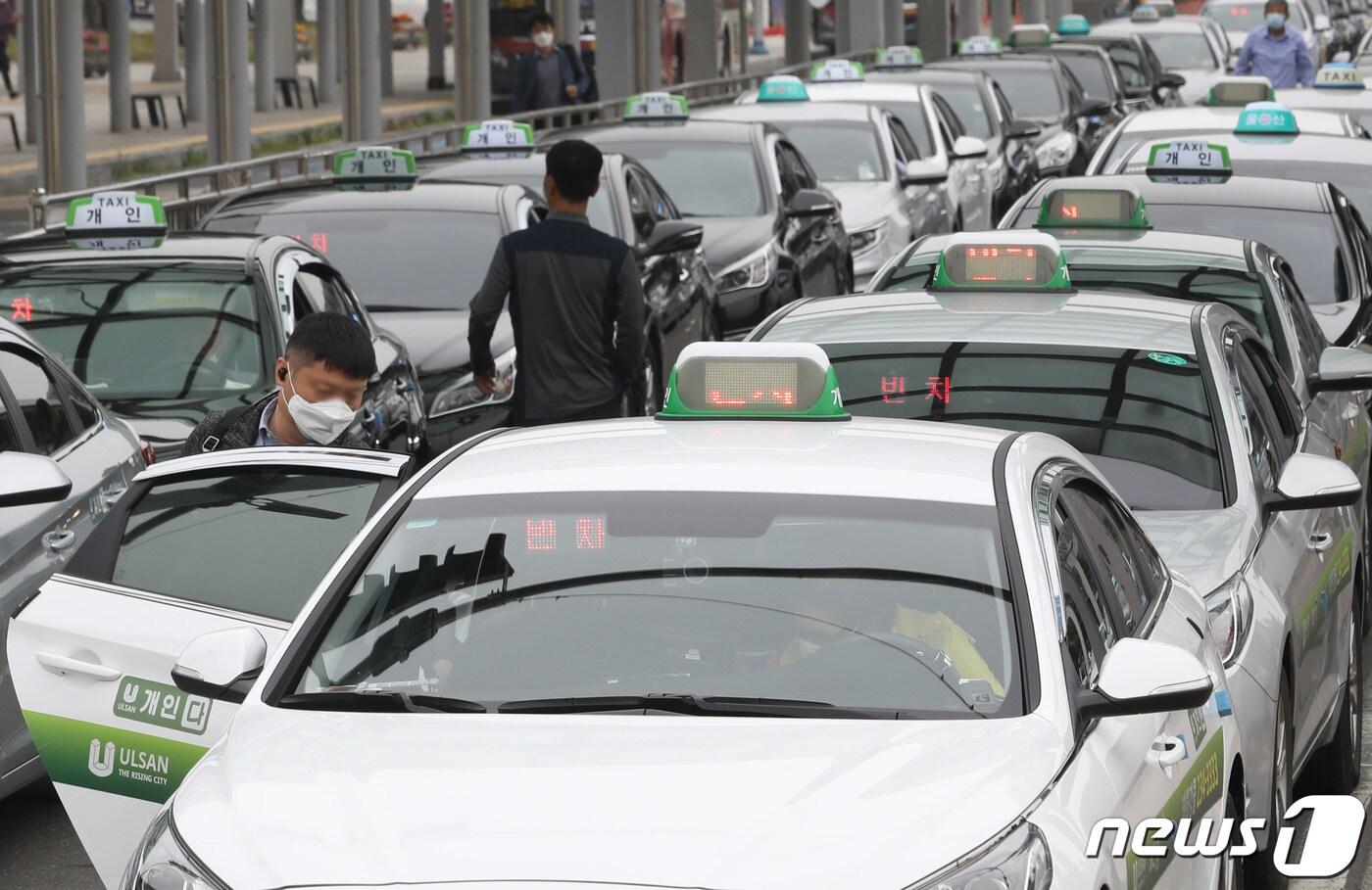  울산 울주군 KTX울산역 앞에서 한 시민이 택시에 탑승하고 있다. 2020.5.26/뉴스1 ⓒ News1 윤일지 기자