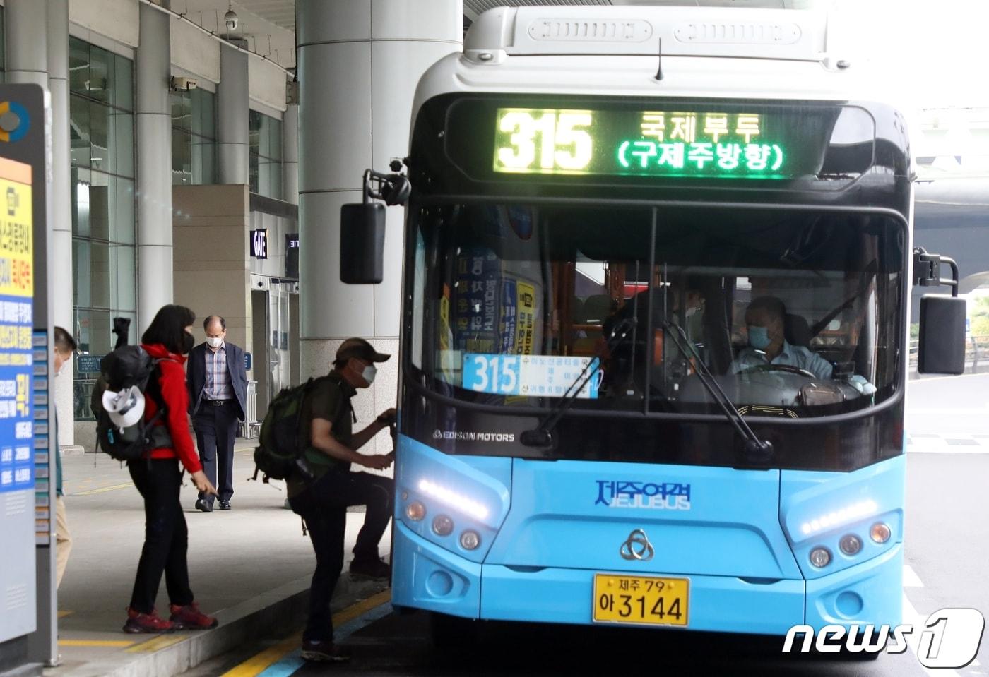 26일 오전 제주국제공항 버스정거장.2020.5.26/뉴스1ⓒ News1 홍수영 기자