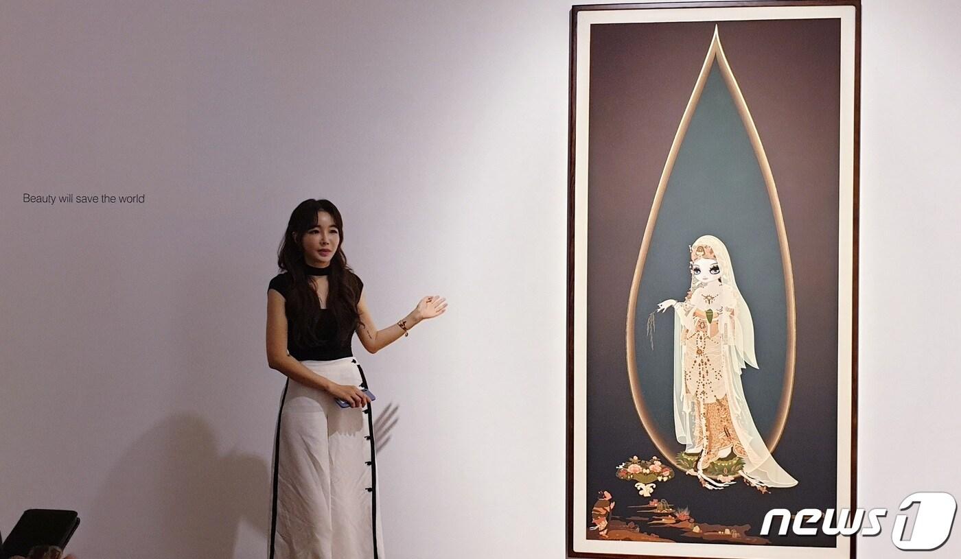 본문 이미지 - 마리킴 작가가  서울 종로구 평창동 가나아트센터에서 열린 개인전 'Masterpiece-Immortal Beloved'을 소개하는 모습.ⓒ 뉴스1 이기림 기자