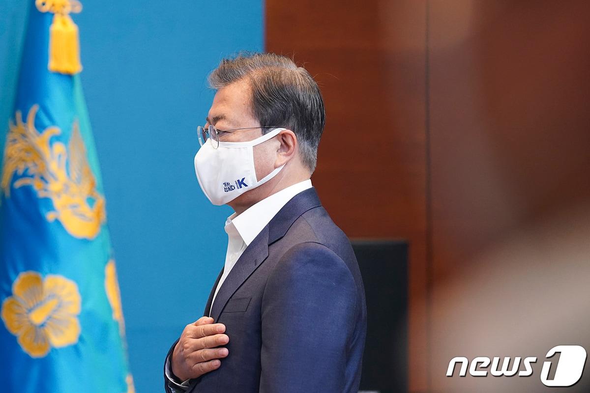 본문 이미지 - 문재인 대통령이 2020년 5월26일 청와대 여민관에서 열린 국무회의에서 대한민국 중소기업 공동 브랜드 'BRAND(브랜드) K' 마스크를 착용하고 국민의례를 하고 있다. (청와대 제공) 2020.5.26/뉴스1