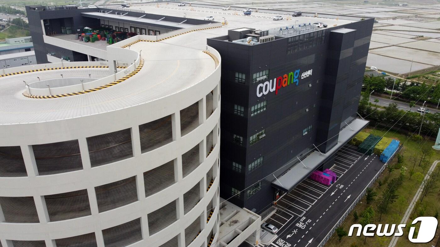 경기 부천 오정동에 위치한 쿠팡 물류센터 관련 신종 코로나바이러스 감염증(코로나19)확진자가 9명이 발생했다. 쿠팡은 25일 해당 물류센터를 임시폐쇄조치 했다. 사진은 26일 오후 부천 쿠팡 물류센터의 모습. 2020.5.26/뉴스1 ⓒ News1 정진욱 기자