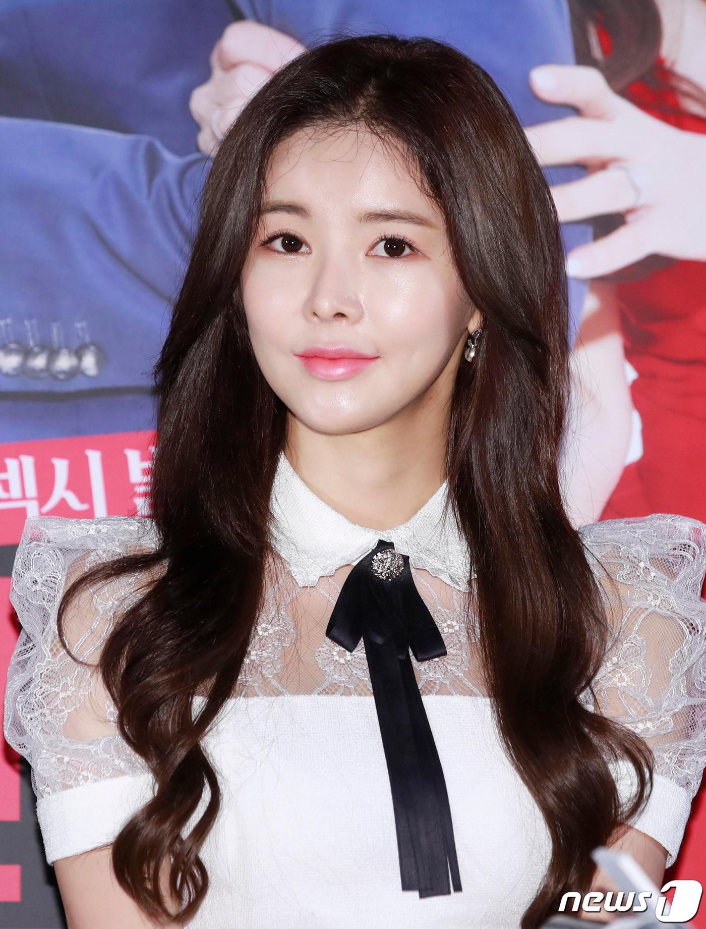 본문 이미지 - 배우 신새롬이 26일 오후 서울 자양동 롯데시네마 건대입구점에서 열린 영화 '연애 완전 정복' 언론시사회에 참석해 매력을 발산고 있다. '연애 완전 정복'은 사랑에 상처받은 두 남녀 영석(오희준 분)과 묘령(강예빈 분)이 연애 코치 사이트 ‘어드벤처 M’의 지시에 따라 아찔한 여행을 떠나게 되는 이야기가 담긴 오감만족 섹시 발랄 코미디. 2020.5.26/뉴스1 ⓒ News1 권현진 기자