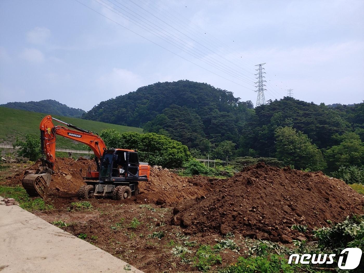 본문 이미지 - 26일 충북 북부권에 과수화상병 의심신고가 10건 접수된 가운데 충주시 산척면의 한 과원에서 공적 방제를 하고 있다.(충주시 제공)2020.5.26/ⓒ 뉴스1