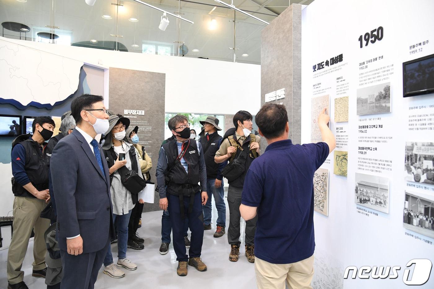 본문 이미지 - 서호 통일부 차관이 지난달 26일 비무장지대(DMZ) 유네스코 세계유산 등재 추진을 위해 문화재청 조사단과 함께 판문점 인근 대성동 마을을 방문, 대성동 공화당(자유의 집)을 둘러보고 있다.(통일부 제공)2020.5.26/뉴스1