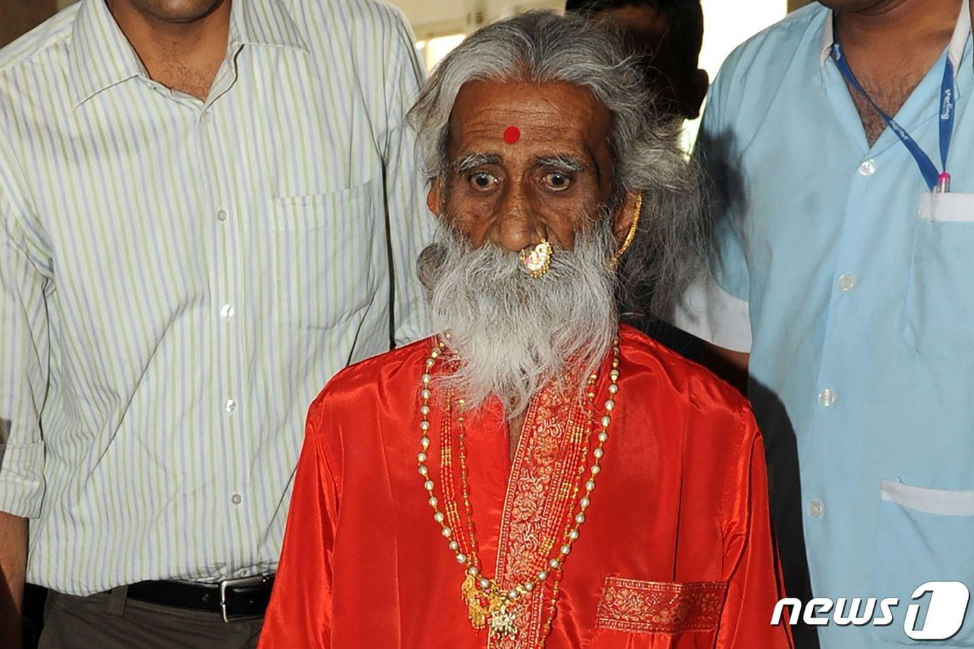 본문 이미지 - 요가 수행자 프랄라드 자니. ⓒ AFP=뉴스1