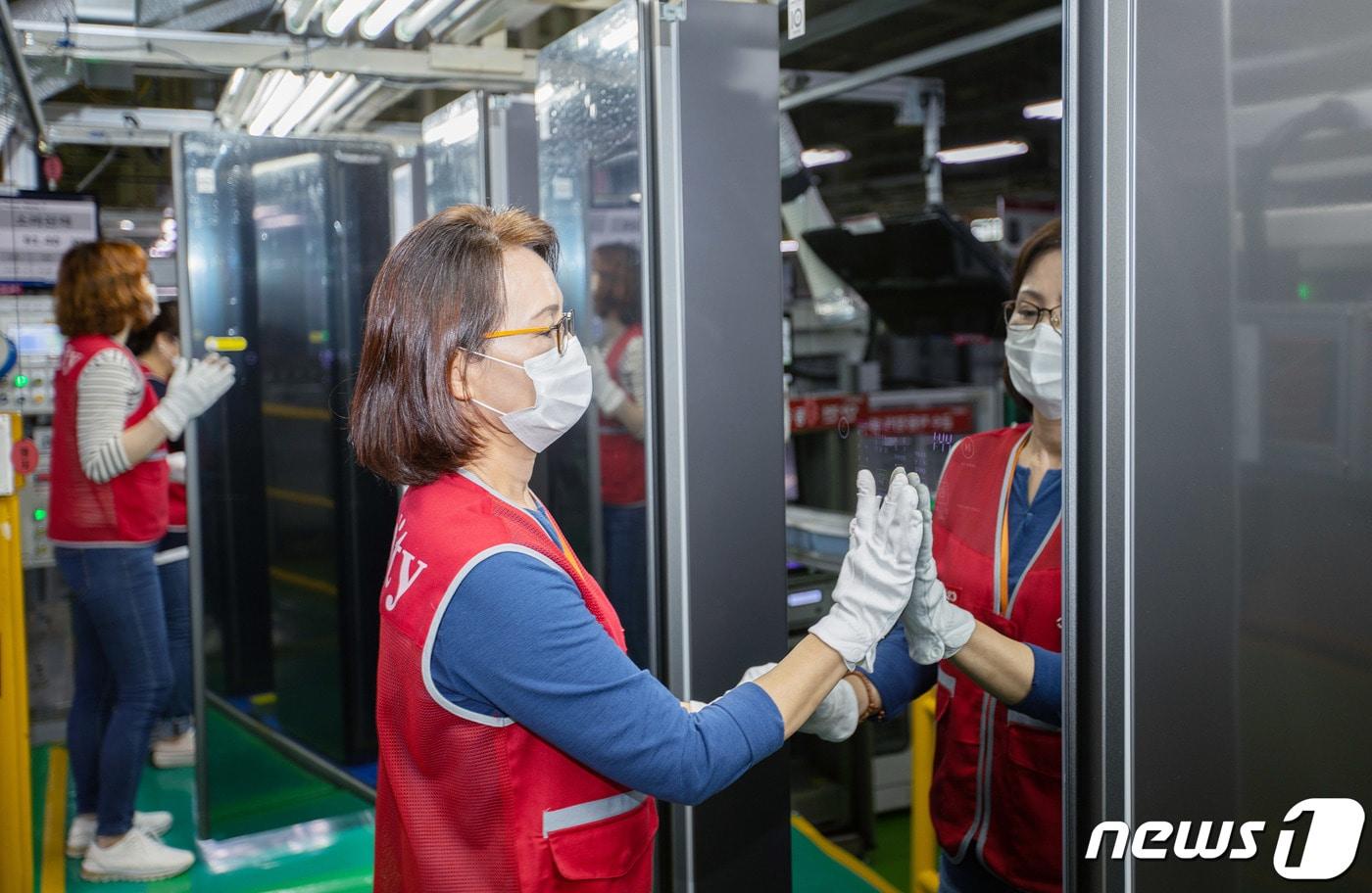 본문 이미지 - LG전자 직원들이 지난 25일 경남 창원사업장에서 최대 6벌의 옷을 한 번에 관리할 수 있는 대용량 의류관리기 '트롬 스타일러 플러스'를 생산하고 있다. (LG전자 제공) 2020.5.27/뉴스1