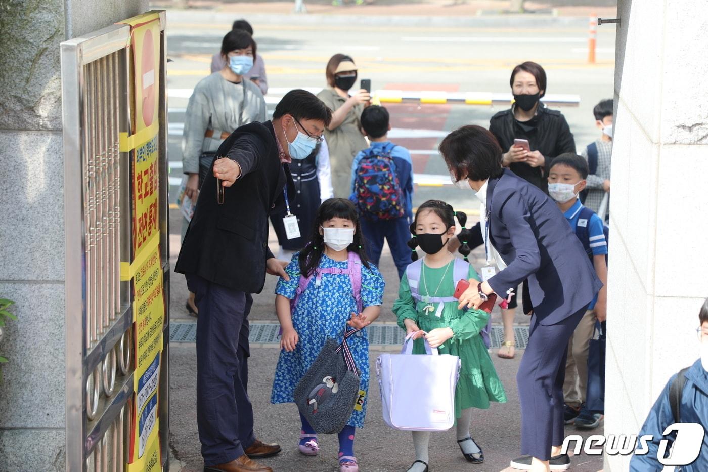 본문 이미지 - 초등학교 1~2학년생 등교가 시작된 27일 오전 부산 해운대구 센텀초등학교에서 학생들이 등교를 하고 있다.2020.05.27/뉴스1 ⓒ News1 박세진 기자