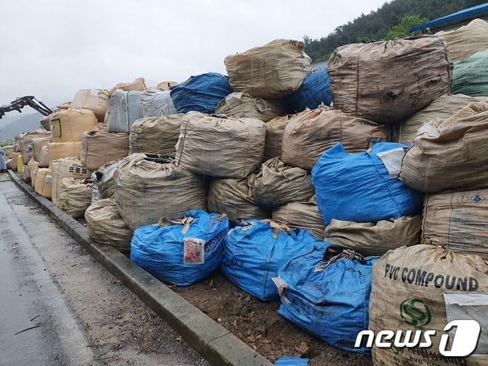 본문 이미지 - 27일 충북 충주시가 수안보면 온천리에 수백톤의 폐기물을 몰래 버린 일당을 적발해 경찰에 수사 의뢰했다고 밝혔다. 폐기물 적재현장.(충주시 제공)2020.5.27/ⓒ 뉴스1