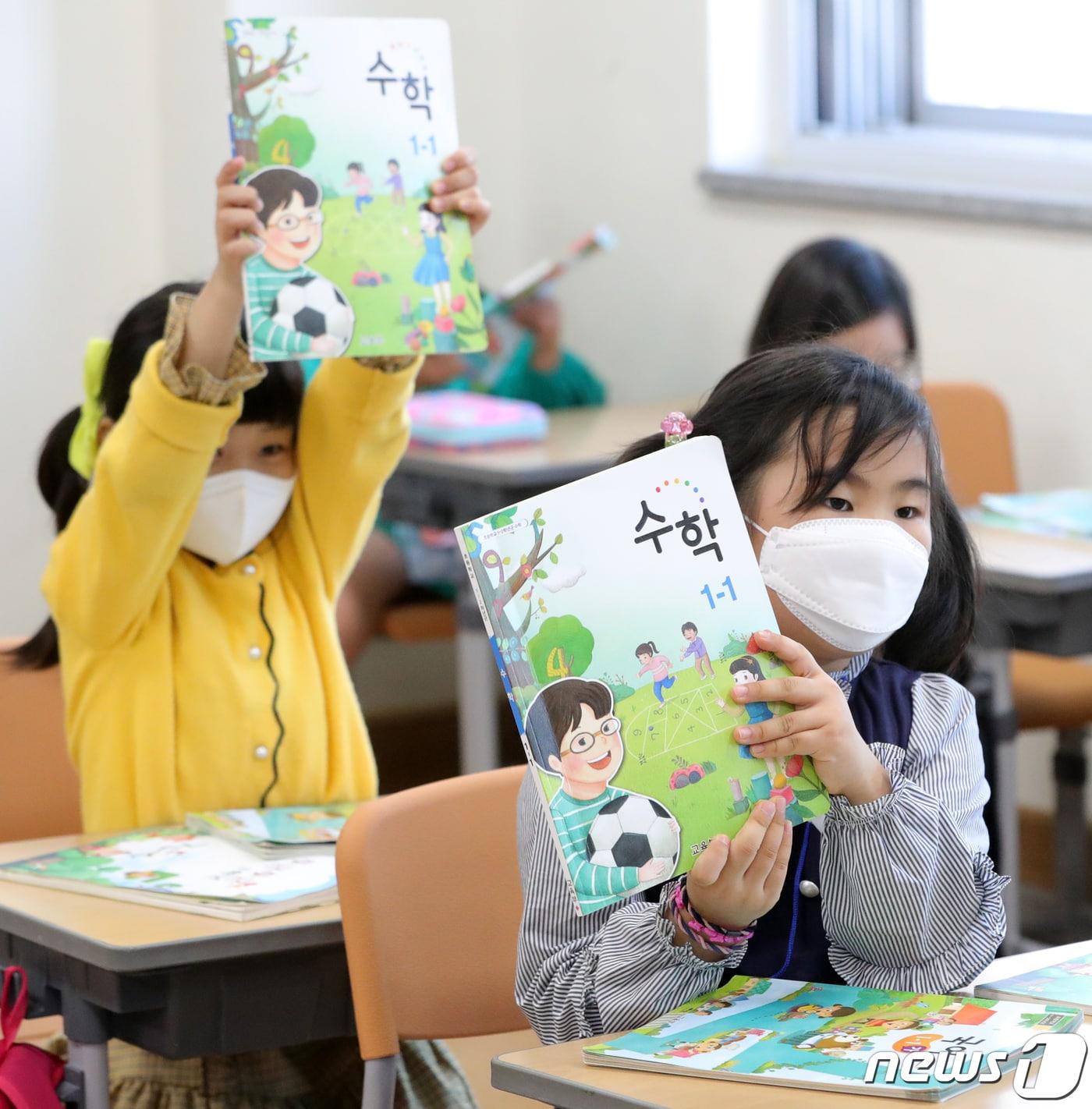 본문 이미지 - 초등학교 1~2학년의 등교 개학이 실시된 27일 전북 전주시 양현초등학교 1학년 교실에서 학생들이 교재를 확인하고 있다. 2020.5.27 /뉴스1 ⓒ News1 유경석 기자