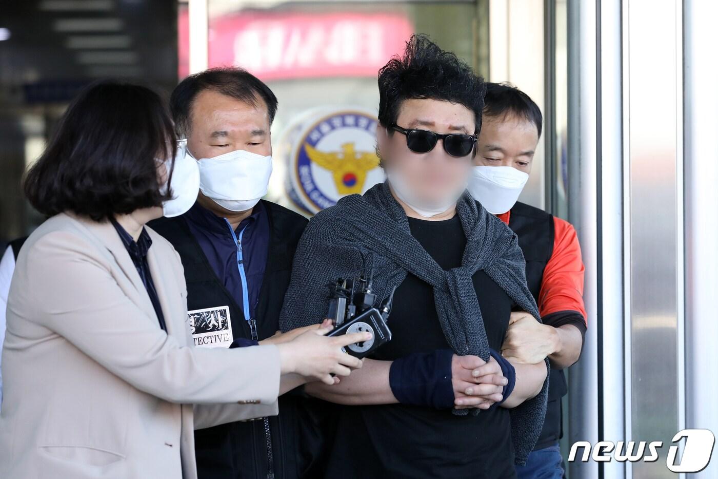 고(故) 최희석 경비원에게 폭행과 폭언을 일삼은 혐의를 받는 아파트 입주민 심모씨가 지난 5월27일 오전 서울 강북구 강북경찰서에서 검찰로 송치되고 있다. 2020.5.27/뉴스1 ⓒ News1 이승배 기자