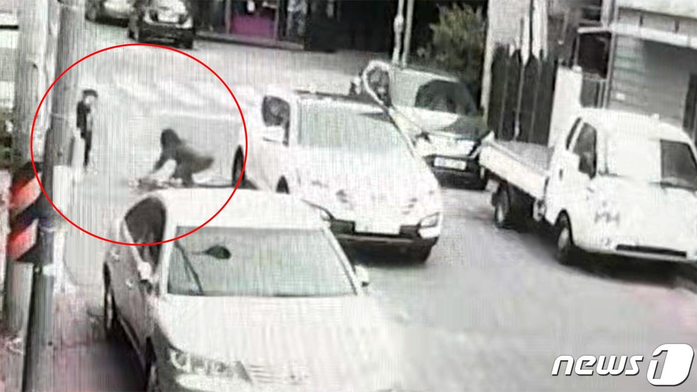 경북 경주시 동천동에서 스쿨 존에서 발생한 9살 어린이가 타고 가던 자전거를 SUV차량이 들이받은 사고가 SNS를 뜨겁게 달구고 있다 사진은 가해 차량 운전자가 사고 직후 자전거를 치우는 모습. (뉴스1자료) 2020.5.27/ⓒ 뉴스1