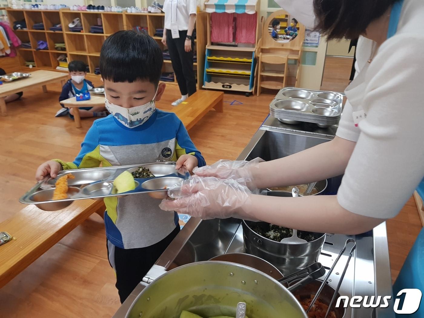 본문 이미지 - 2차 등교개학이 시작된 27일 낮 12시쯤 부산 동구 유치원에서 원아들이 급식판을 들고 배식을 받고있다. (사진은 기사 내용과 무관함) / 뉴스1 ⓒ News1조아현 기자