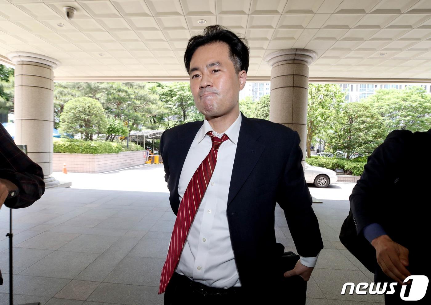 손석희 JTBC 대표이사 사장에게 불법 취업 청탁과 금품 요구 등 공갈미수 혐의를 받고 있는 김웅 프리랜서 기자가 27일 오후 서울 마포구 서부지법에서 열린 3차 공판에 출석하고 있다. 2020.5.27/뉴스1 ⓒ News1 허경 기자