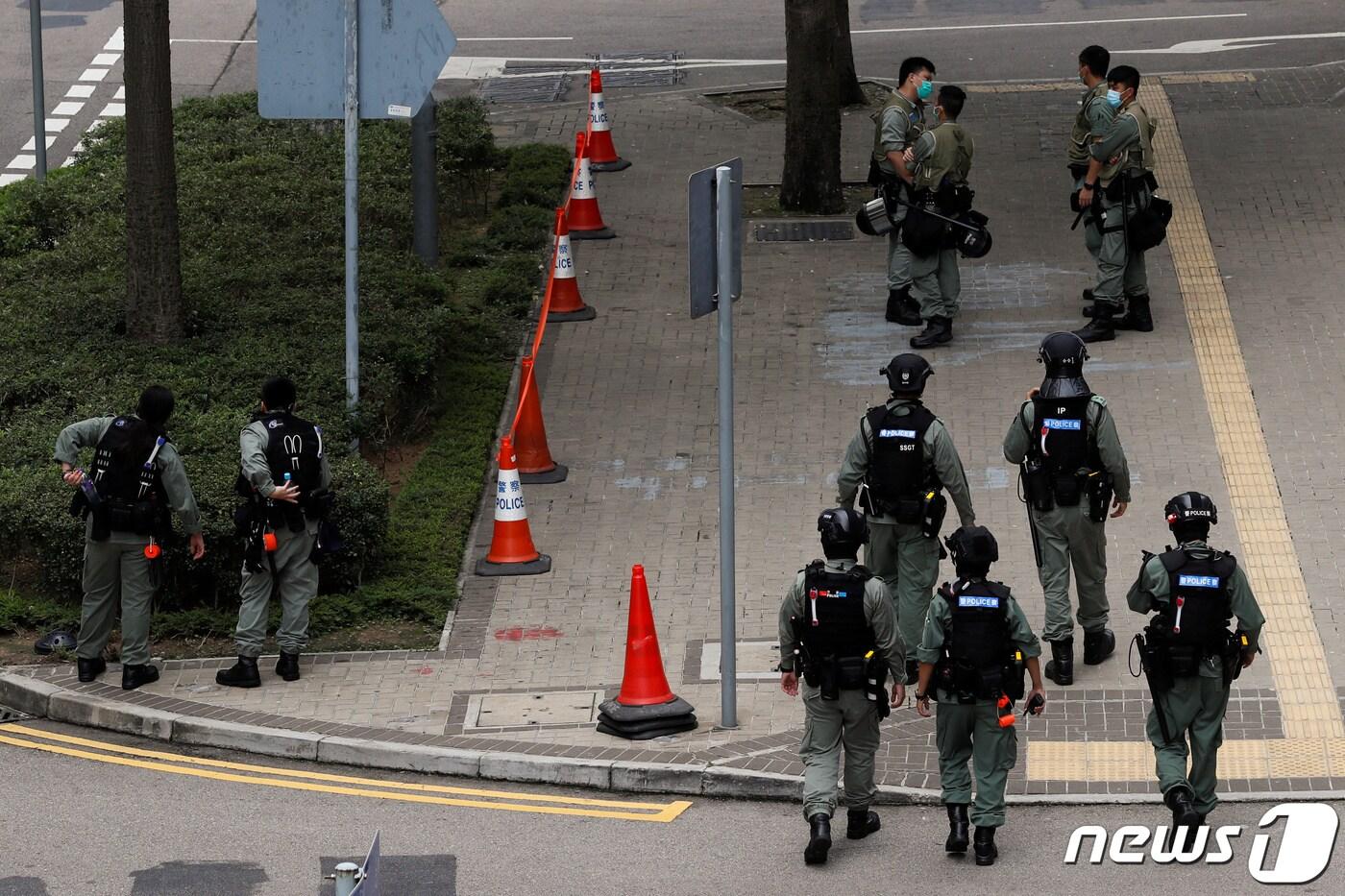 본문 이미지 - 27일 국가보안법 반대 시위가 벌어지는 홍콩 시내를 경찰들이 점거하고 있다. ⓒ 로이터=뉴스1