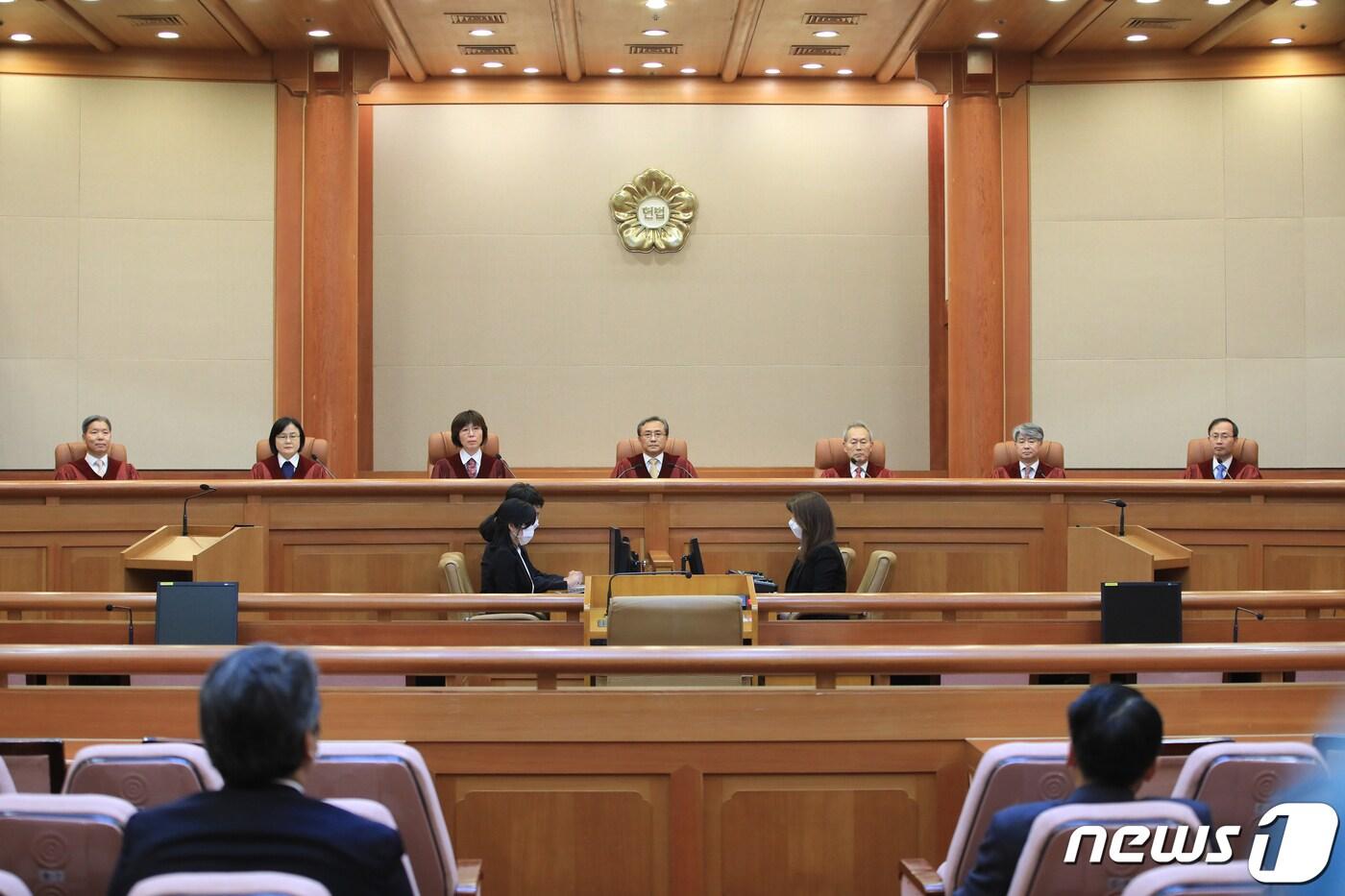 본문 이미지 - 유남석 헌법재판소장 등 헌법재판관들이 27일 오후 서울 종로구 헌법재판소 대심판정에서 국회 사법개혁특별위원회(사개특위) 위원 사보임(상임위 이동) 과정의 적법여부 등에 대한 선고를 앞두고 있다. 2020.5.27/뉴스1 ⓒ News1 구윤성 기자
