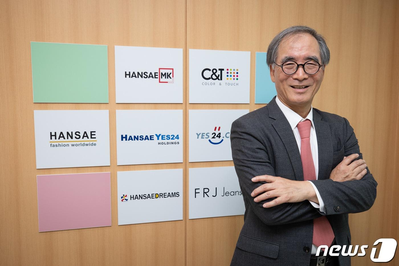 김동녕 한세예스24그룹 회장이 27일 서울 여의도 한세예스24홀딩스에서 뉴스1과 인터뷰에 앞서 포즈를 취하고 있다. 2020.5.27/뉴스1 ⓒ News1 유승관 기자