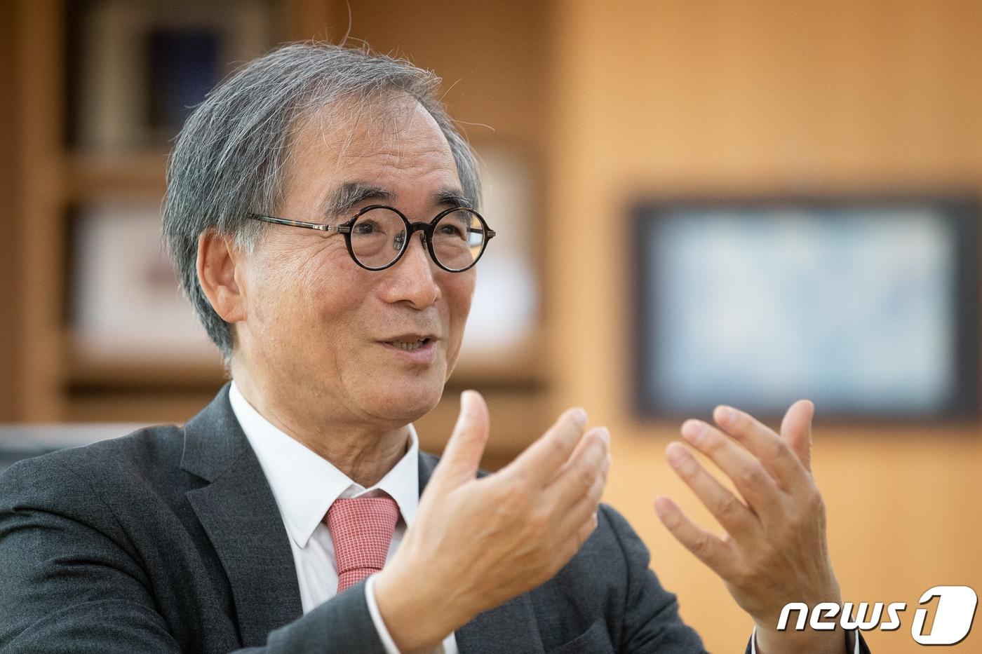 김동녕 한세예스24그룹 회장이 27일 서울 여의도 한세예스24홀딩스에서 뉴스1과 인터뷰하고 있다. 2020.5.27/뉴스1 ⓒ News1 유승관 기자