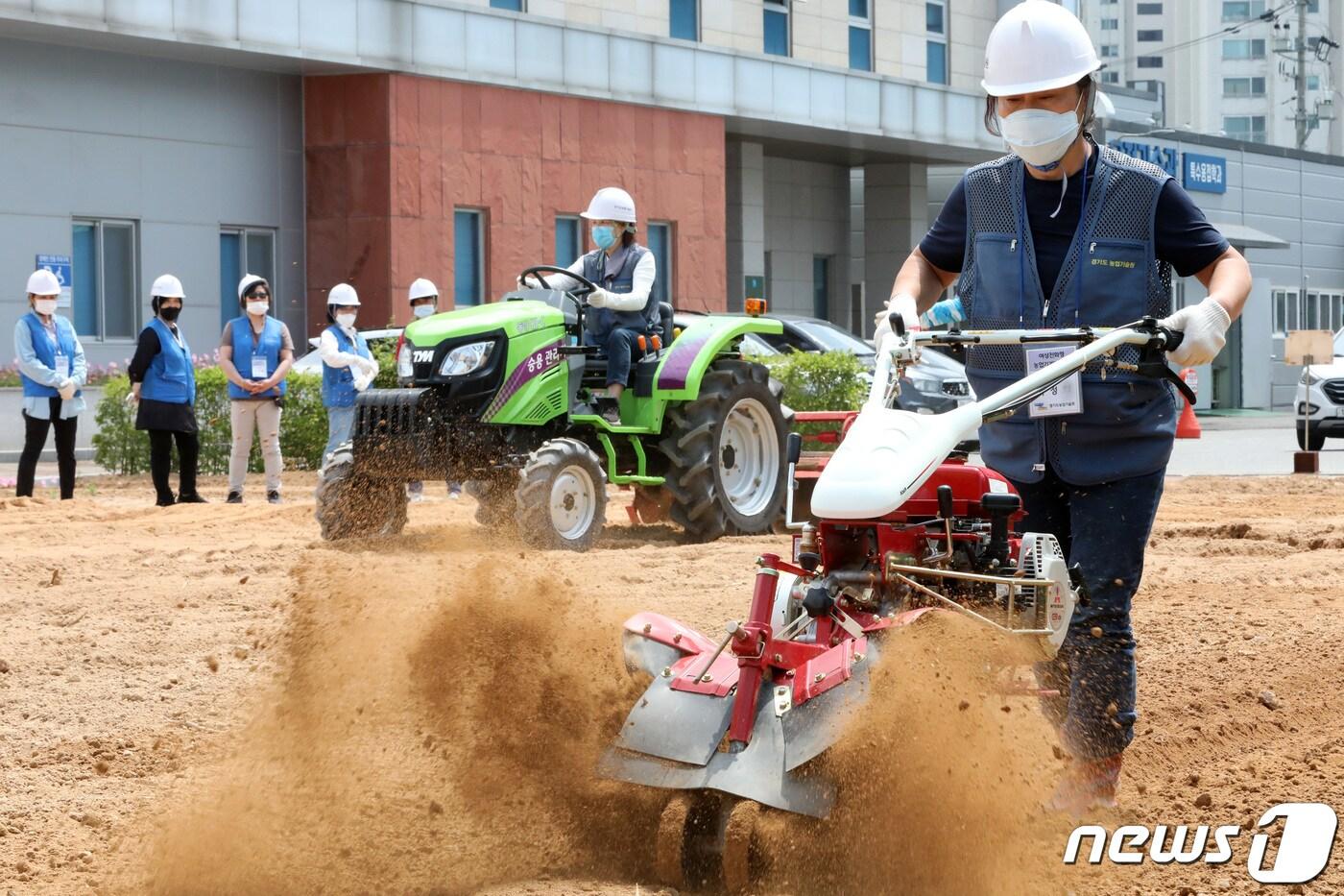 본문 이미지 -  경기도농업기술원에서 여성 농업인들이 농번기를 앞두고 농기계 교육을 받고 있다. 2020.5.28/뉴스1 ⓒ News1 조태형 기자