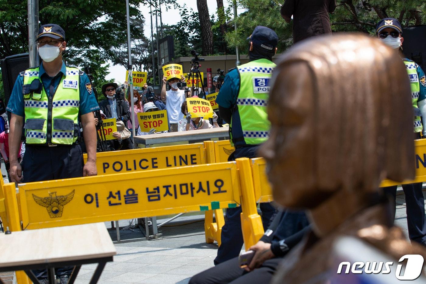 본문 이미지 - 지난해 5월28일 서울 종로구 옛 일본대사관 앞 평화의 소녀상 인근에서 집회를 진행 중인 자유연대 회원들. 2020.5.28/뉴스1 ⓒ News1 이재명 기자