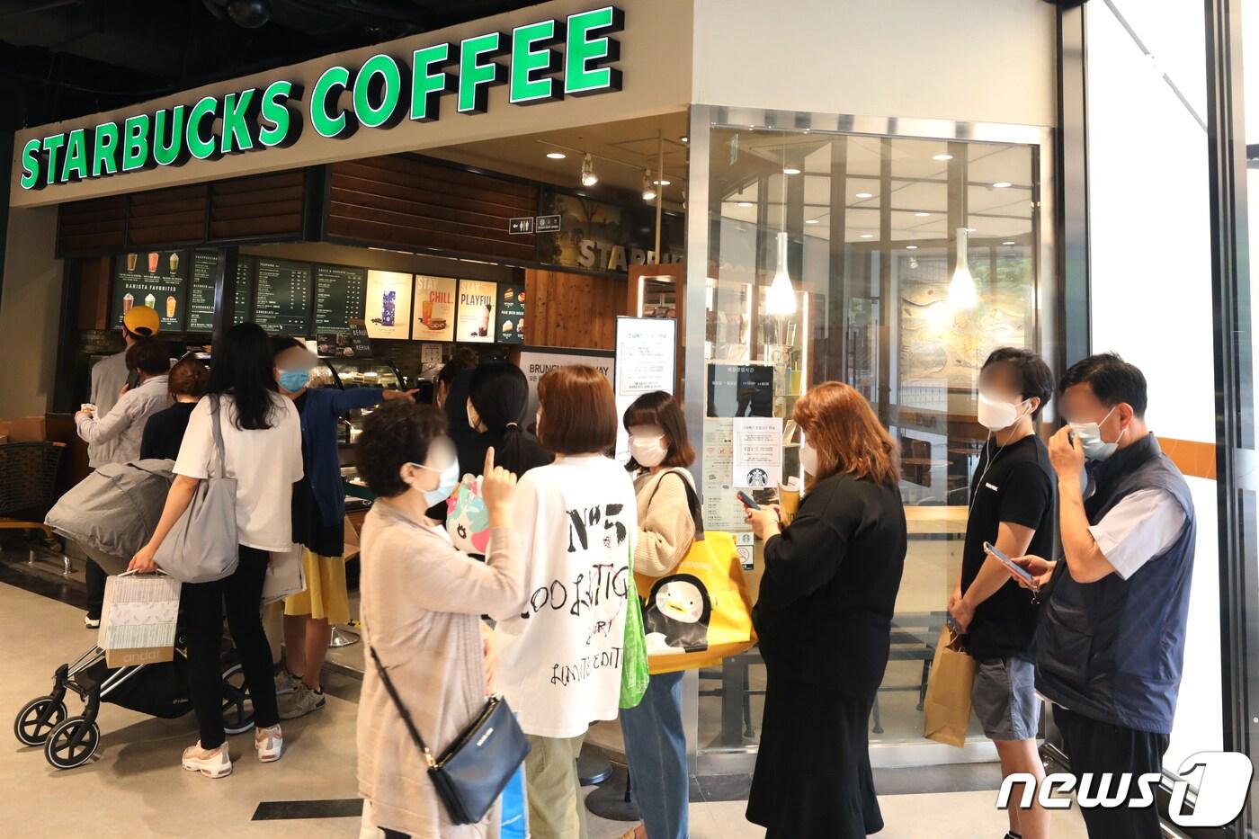 지난해 서울 노원구 이마트타운 월계점 스타벅스 매장에서 고객들이 '서머e-프리퀀시' 이벤트를 위해 줄을 서 있다.  2020.5.28/뉴스1 ⓒ News1 황기선 기자