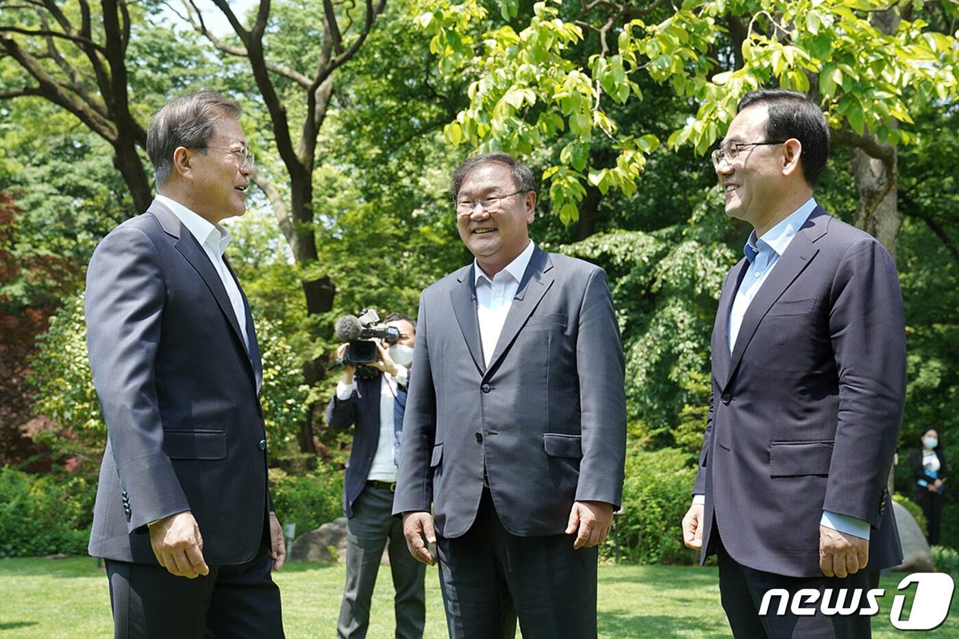 문재인 대통령이 28일 청와대 상춘재에서 여야 원내대표 오찬 회동을 열고 더불어민주당 김태년(가운데), 미래통합당 주호영 원내대표와 대화하고 있다. (청와대 제공) 2020.5.28/뉴스1 ⓒ News1 유승관 기자