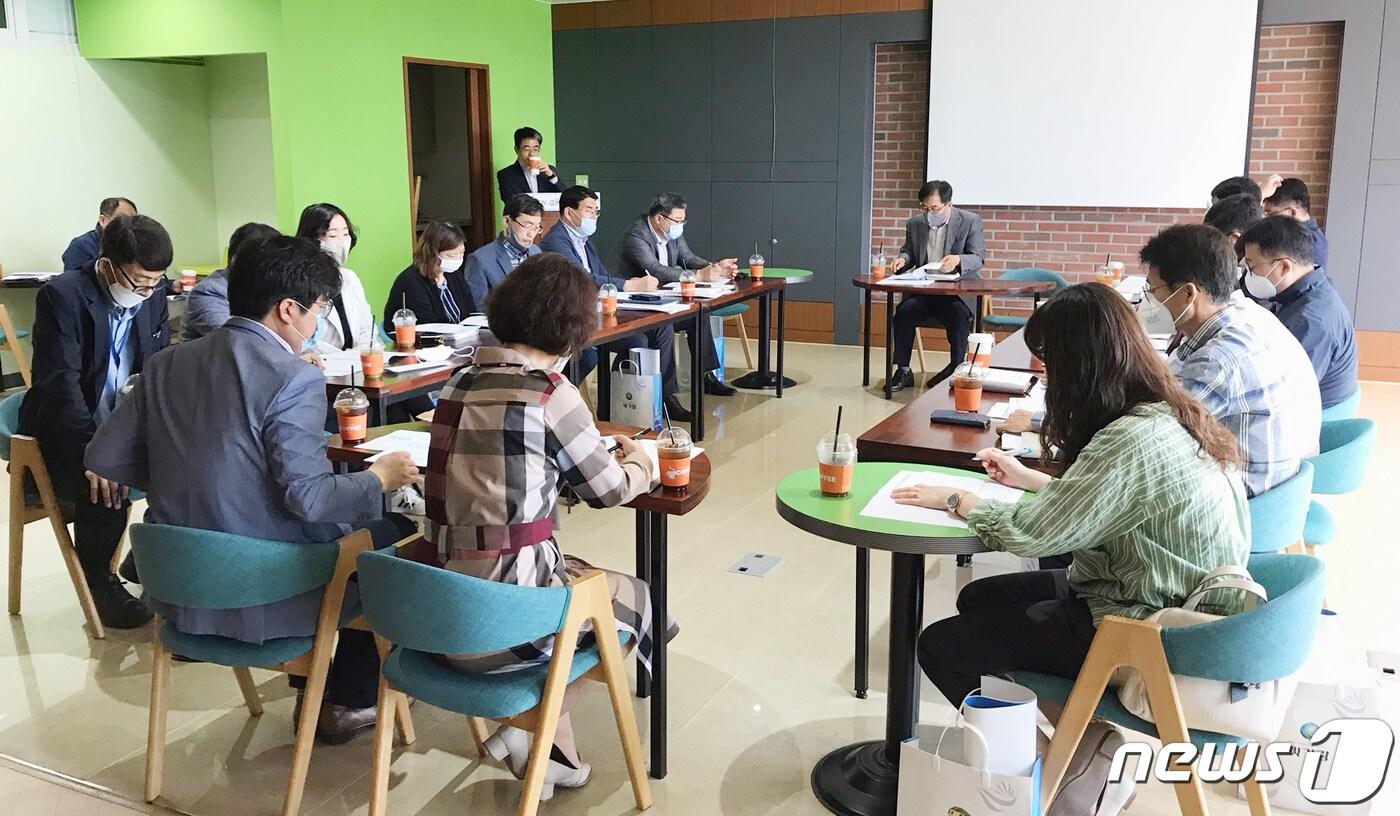 광주시와 경찰청, 5개 자치구, 교통안전공단, 버스택시조합 등 교통관련 유관기관 17곳이 28일 시청 다목적홀에서 교통사고 줄이기 대책 회의를 하고 있다.(광주시 제공)2020.5.28 /뉴스1 ⓒ News1