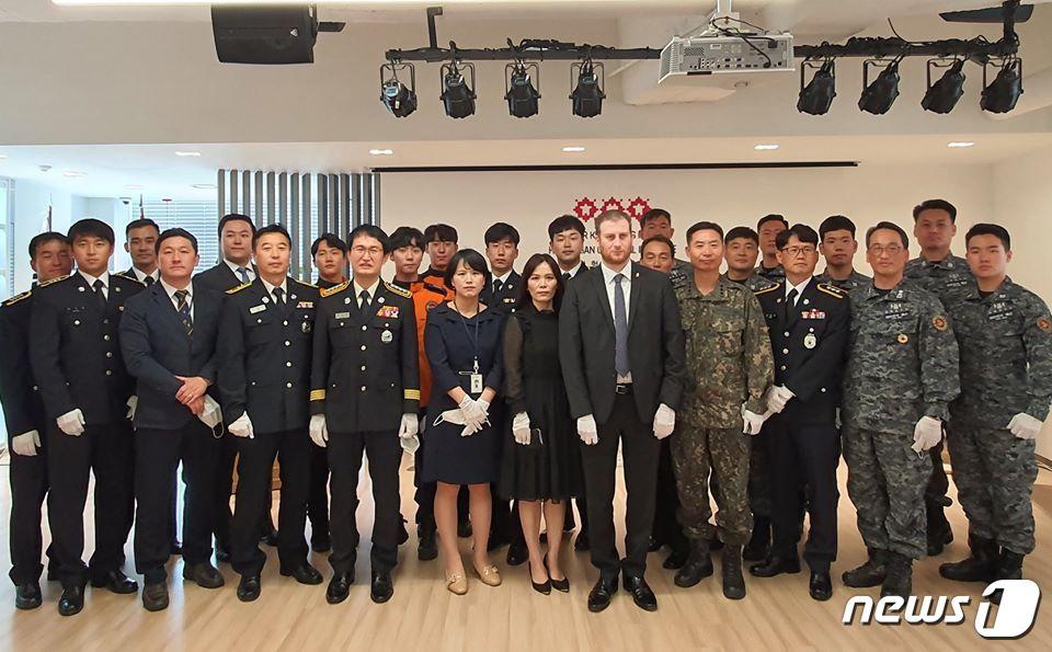 본문 이미지 - 헝가리 정부가 다뉴브강 유람선 침몰 사고 1주기를 맞아 당시 구조 작업에 참여했던 한국 잠수사들과 구조 전문가 38명에게 공로 훈장을 수여했다. (주한헝가리대사관 페이스북) ⓒ 뉴스1