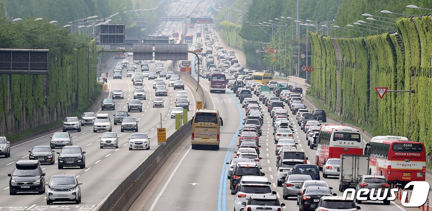 본문 이미지 - 황금연휴 나흘째인 지난달 3일 오전 서울 서초구 잠원IC 인근 경부고속도로에서 하행선이 정체를 빚고 있다. 2020.5.3/뉴스1 ⓒ News1 김진환 기자