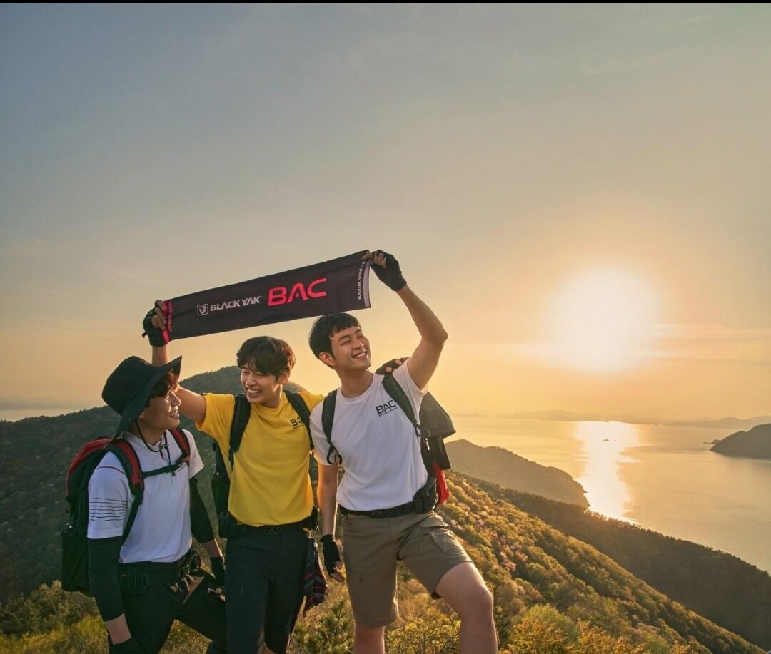 본문 이미지 - 홍보대사 강하늘의 여수 금오도 산행 필름 화보 컷(블랙야크 제공)ⓒ 뉴스1