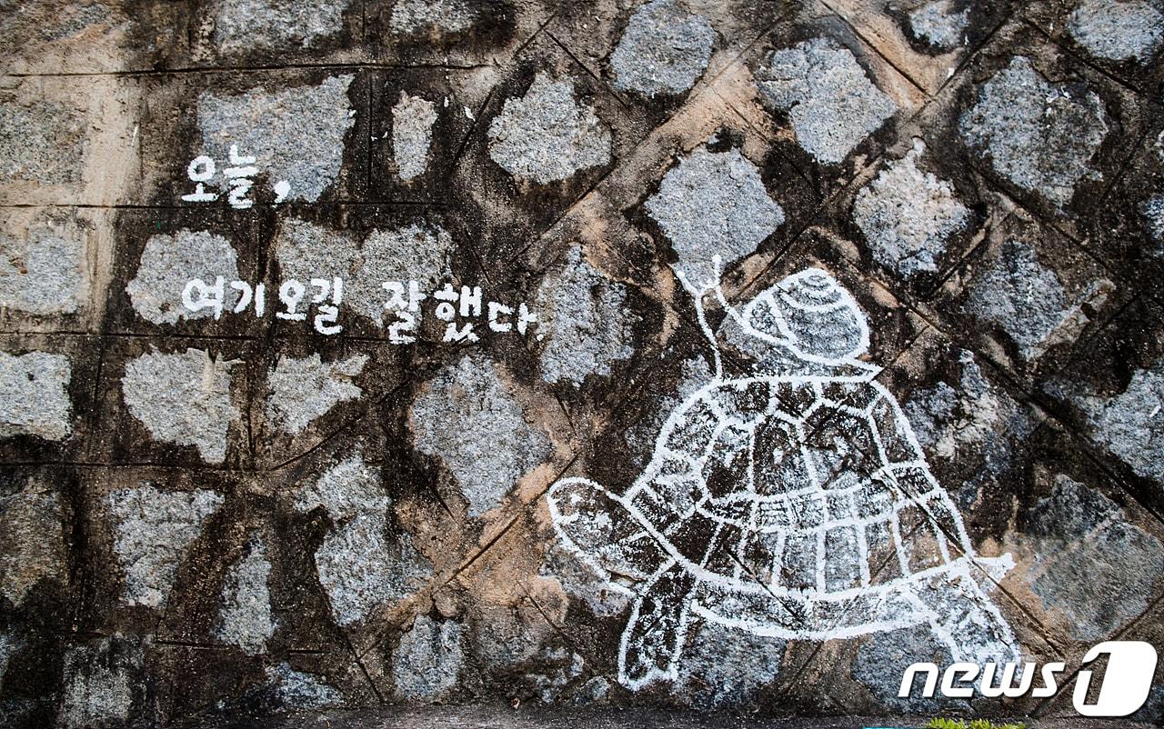 본문 이미지 - 전북 전주시가 △한옥마을에서 복 받아가기 △인생사진은 골목길에서 △한옥마을 재미 있는 골목길 이야기 등 3가지 테마로 한옥마을 골목길 투어를 준비하고 있다. 오목대길 벽화. /뉴스1