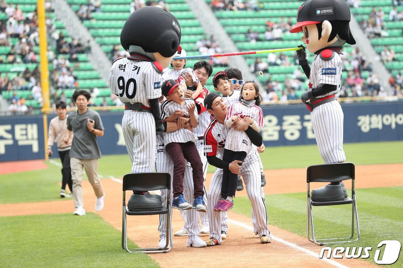 LG가 개막전 시구를 어린이들 영상으로 준비했다. (LG 트윈스 제공)ⓒ 뉴스1