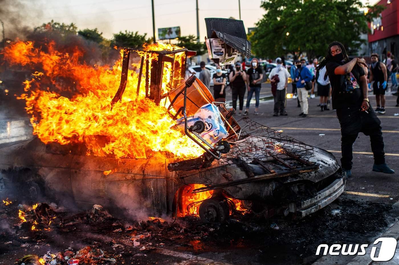 미국 미네소타주 미니애폴리스 시위가 3일째 이어진 29일(현지시간) 시위대의 방화로 자동차가 불 타고 있다. ⓒ AFP=뉴스1