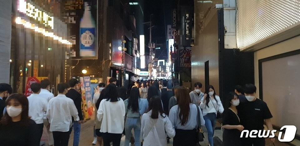 본문 이미지 - 지난달 30일 밤 부산 최대 번화가인 부산진구 서면 2번가 거리에 주말밤을 즐기기 위한 시민들의 발걸음이 이어지고 있다. 2020.5.30 ⓒ 뉴스1