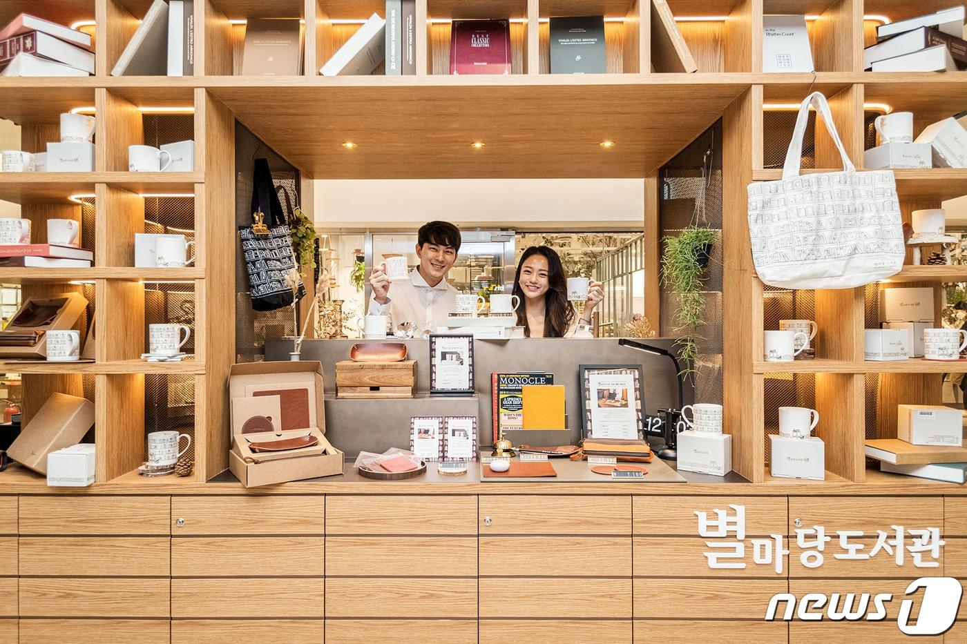 31일 스타필드 코엑스몰 별마당 도서관이 개관 3주년을 기념해 별마당 도서관 굿즈도 새롭게 선보였다. (신세계프라퍼티 스타필드 제공)2020.5.28/뉴스1