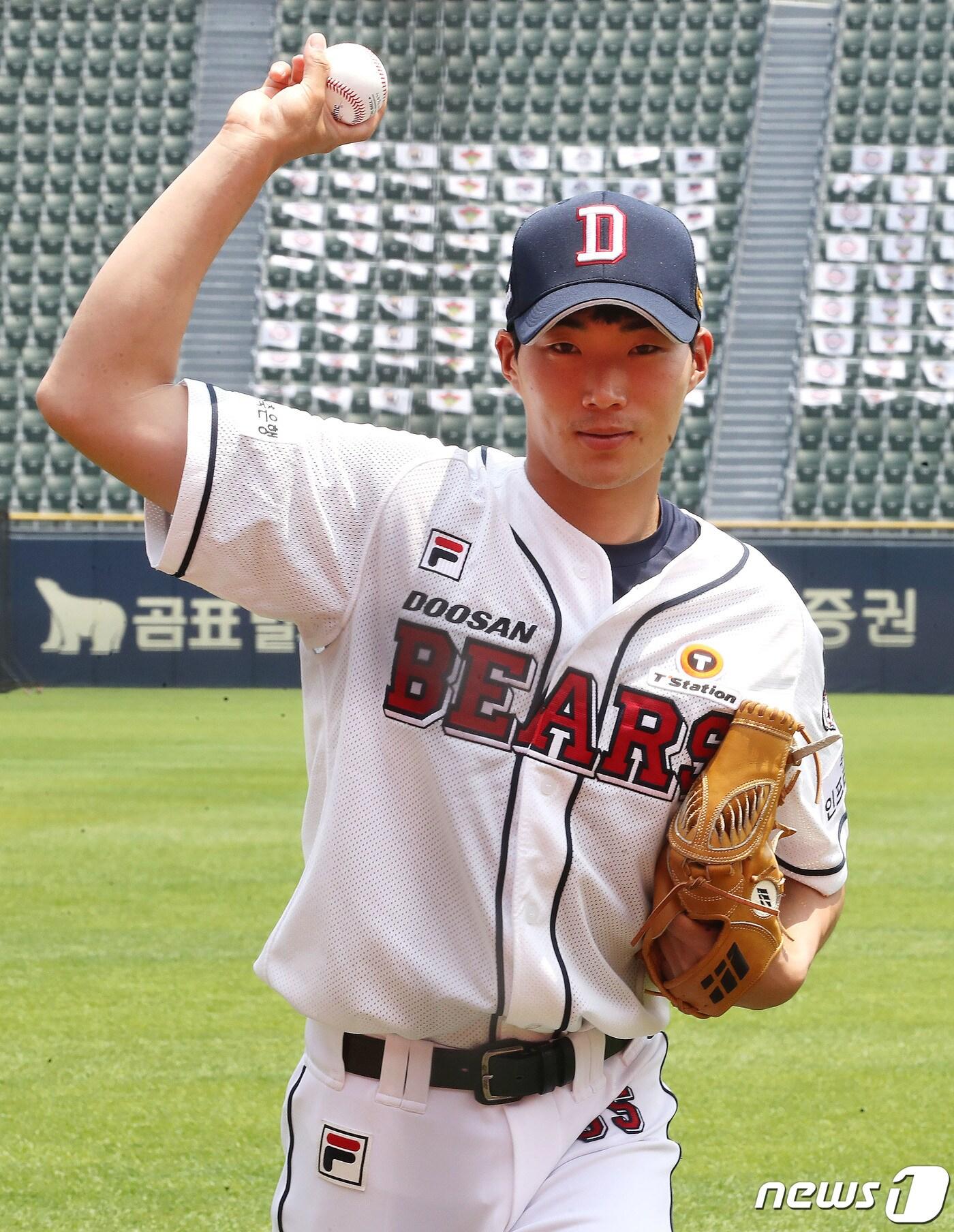 본문 이미지 - 2대2트레이드로 두산에 입단한 이승진(25)이 31일 오후 서울 송파구 잠실야구장에서 열리는 '2020 프로야구 신한은행 SOL KBO리그' 두산 베어스와 롯데 자이언츠의 경기에 앞서 포토타임을 갖고 있다. 야탑고를 졸업한 이승진은 2014년 신인 2차 7라운드 73순위로 SK에 입단했다. 상무 야구단에서 군 문제를 해결한 그는 2018년 34경기, 2019년 17경기를 뛰었다. KBO리그 통산 성적은 1패 1홀드 평균자책점 5.67이다. 2020.5.31/뉴스1 ⓒ News1 임세영 기자