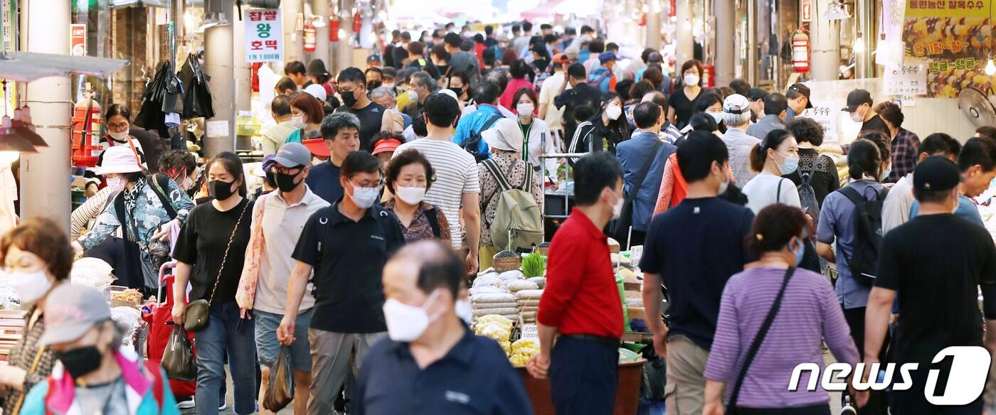 서울 동대문구 청량리 종합시장이 장을 보러나온 시민들로 북적이고 있다. 2020.5.31/뉴스1 ⓒ News1 민경석 기자