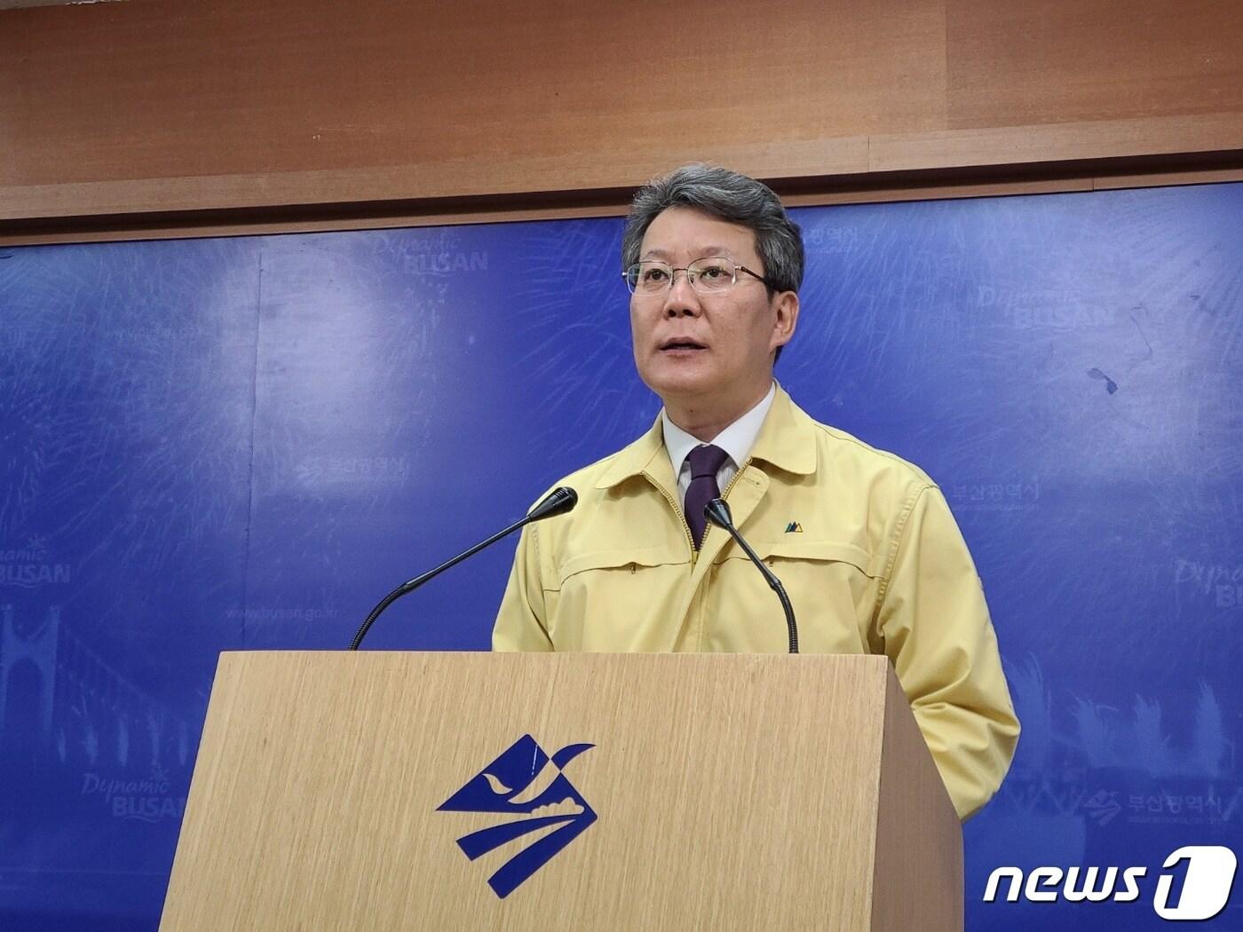 본문 이미지 - 4일 오전 부산시청 브리핑룸에서 변성완 부산시장 권한대행이 긴급재난지원금 등 1조50억원 규모의 제2차 추경을 발표하고 있다. 2020.5.4 /ⓒ News1 박기범 기자