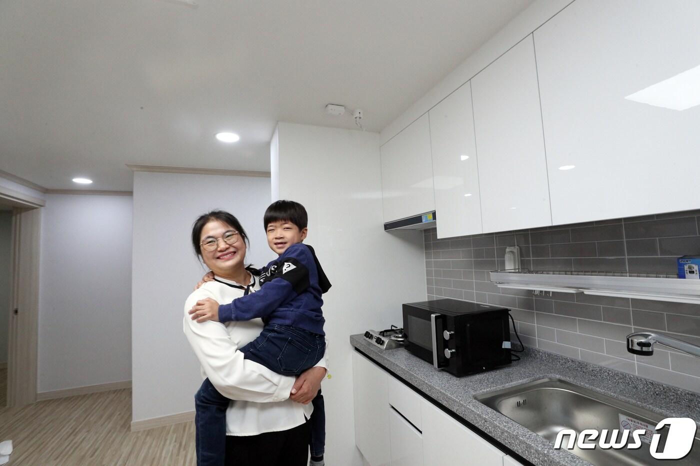 본문 이미지 - 지난달 4일 오전 경기 시흥시 다자녀 가구 전용 공공임대주택 ‘1024 퍼스트홈’에 입주하는 가족이 집을 둘러보고 있다. /뉴스1 ⓒ News1 황기선 기자
