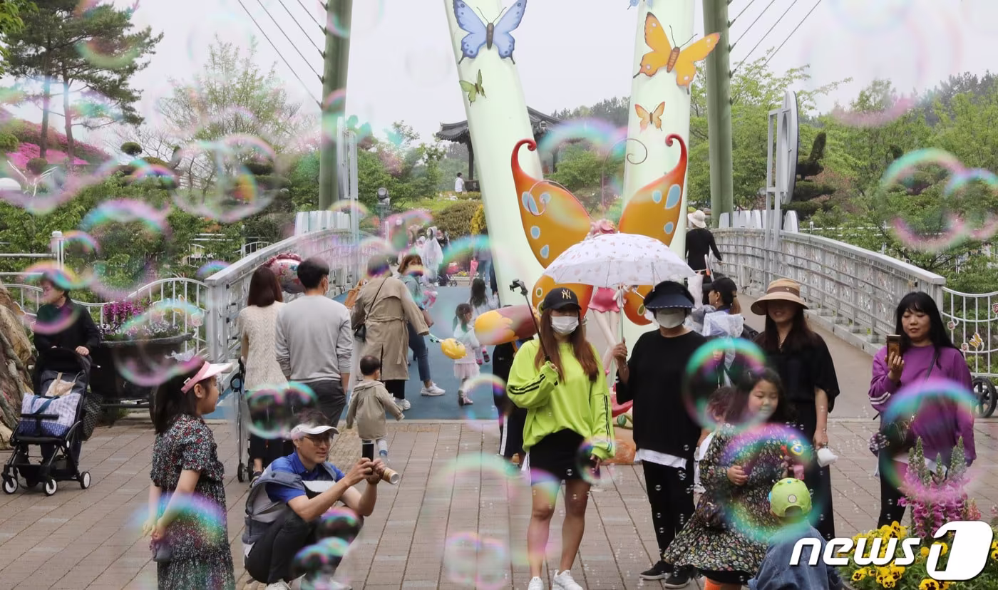 어린이 날인 5일 오후 대전 중구 오월드를 찾은 시민들이 휴일을 즐기고 있다. 2020.5.5/뉴스1 ⓒ News1 김기태 기자