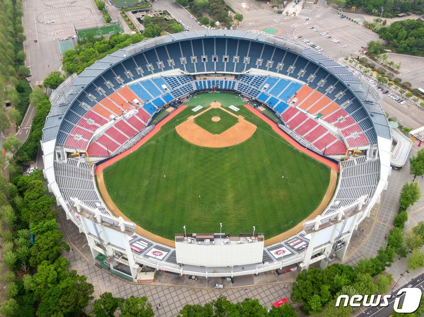 본문 이미지 - 어린이날인 5일 서울 잠실야구장에서 프로야구 2020 신한은행 SOL KBO리그 개막전 두산 베어스 대 LG 트윈스의 경기가 무관중경기로 치러지고 있다. 신종 코로나바이러스 감염증(코로나19) 사태로 KBO리그는 1980년 프로야구 출범 이래 처음으로 시범경기가 취소됐고, 지난달 21일부터 각 구단들의 연습경기 후 이날 무관중으로 시즌이 시작됐다. 2020.5.5/뉴스1 ⓒ News1 유승관 기자