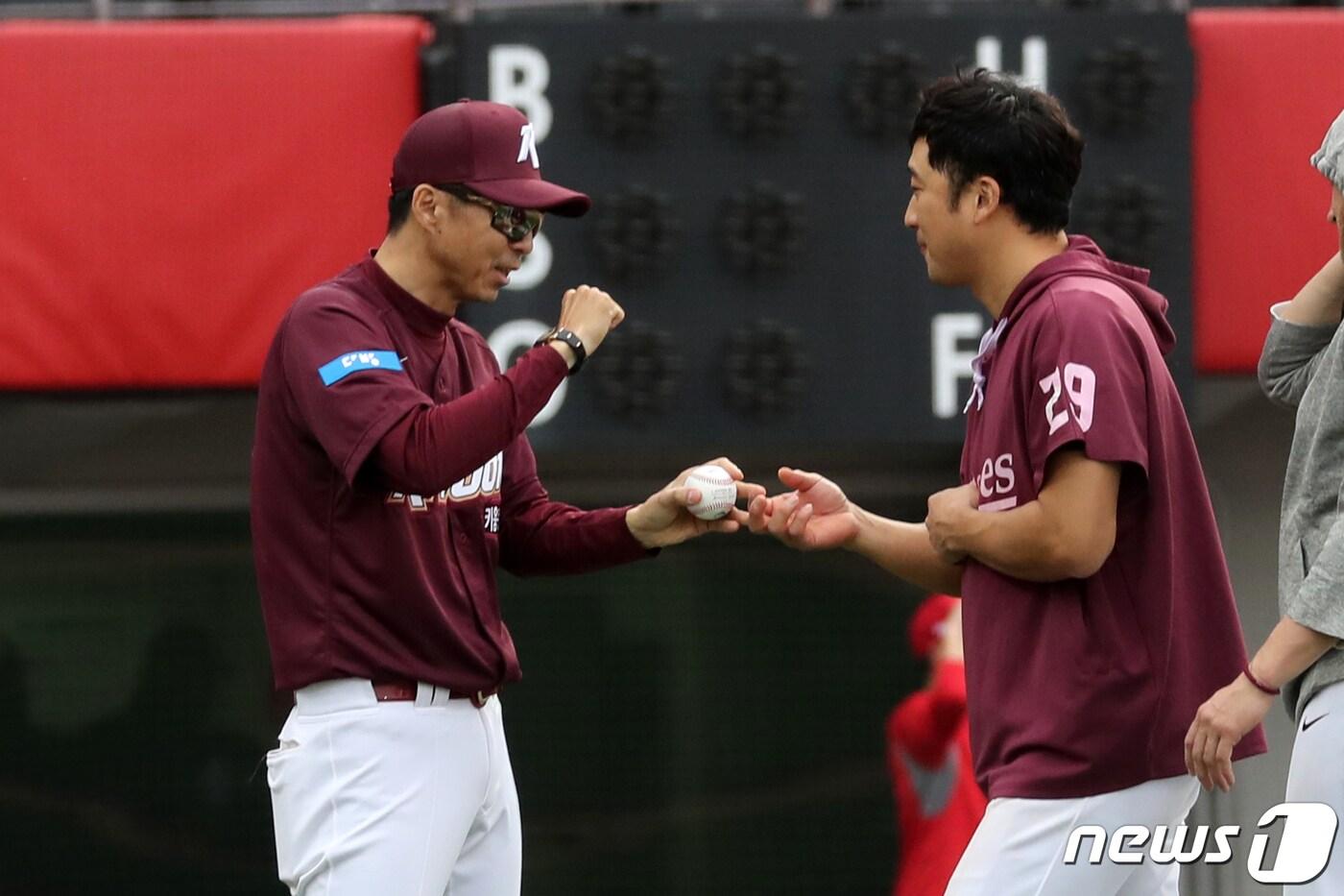 지난 5월5일 광주-기아 챔피언스필드에서 열린 2020 신한은행 SOL KBO리그 개막전. KIA 타이거즈에 승리한 뒤 이택근이 손혁 감독에게 기념구를 건네고 있다. 이날 승리는 시즌 막판 사퇴한 손혁 감독의 데뷔승이었다. /뉴스1 ⓒ News1 한산 기자