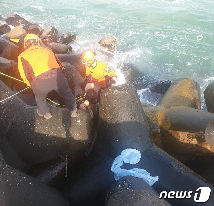 본문 이미지 - 5일 동해해경이 강원 동해시 대진항 방파제에 걸린 서퍼 A씨를 구조하고 있다(동해해경 제공).2020.5.5 /뉴스1 ⓒ News1