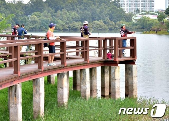 본문 이미지 - 6일 충북 충주시가 호암저수지 낚시행위를 단속한다고 밝혔다. 사진은 외래어종 퇴치행사(독자 제공)2020.05.06/ ⓒ 뉴스1