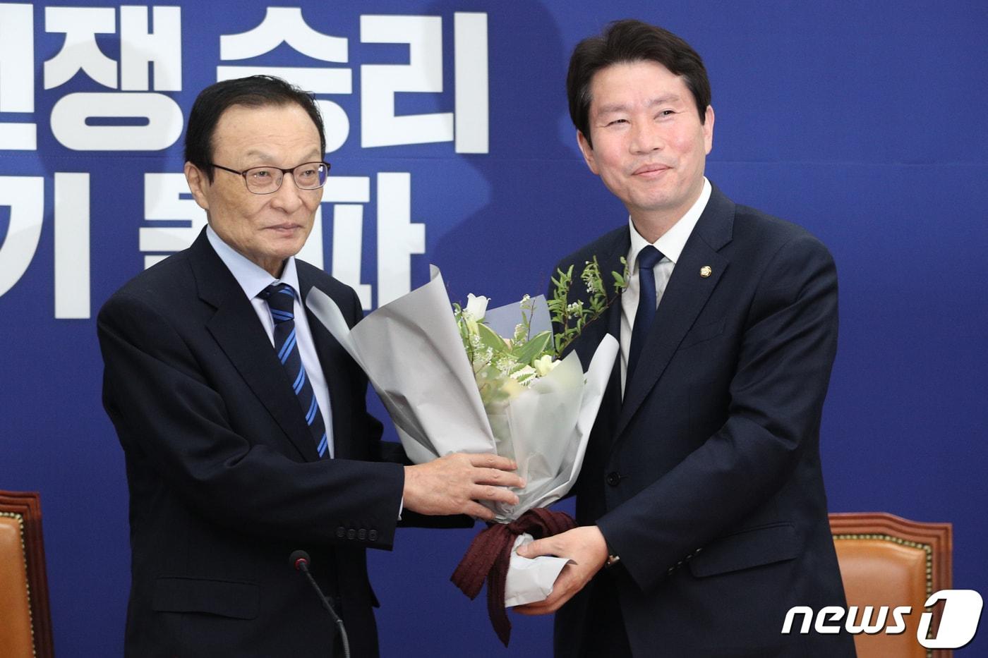 본문 이미지 - 6일 서울 여의도 국회에서 열린 더불어민주당 최고위원회의에서 이해찬 더불어민주당 대표가 임기를 끝내는 이인영 원내대표에게 꽃다발을 전달하고 있다. 2020.5.6/뉴스1 ⓒ News1 성동훈 기자
