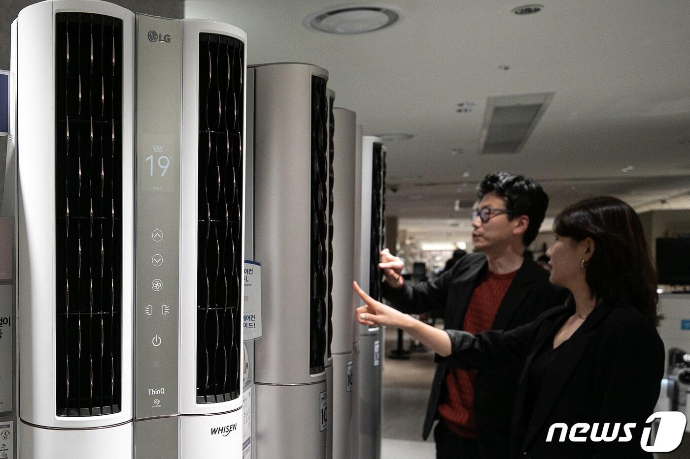 본문 이미지 - 서울 시내의 한 백화점에 에어컨이 진열돼 있다. 2020.5.6/뉴스1 ⓒ News1 이승배 기자