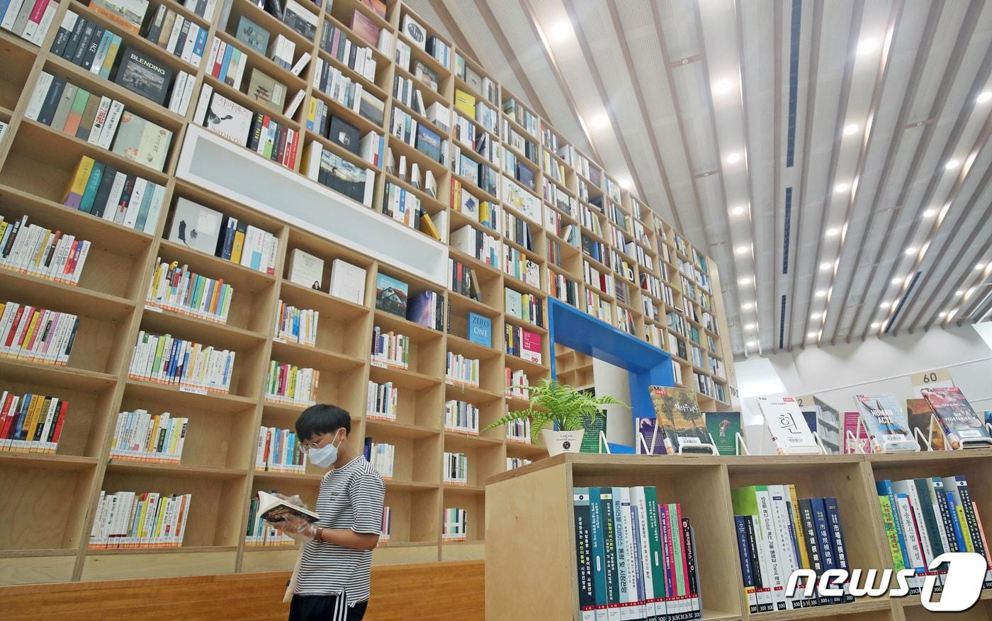 본문 이미지 -  울산도서관 종합자료실 모습..ⓒ News1 윤일지 기자