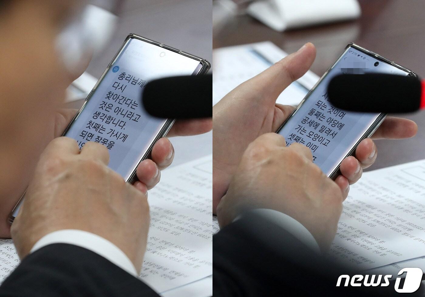 본문 이미지 - 이천화재 참사 유가족과 나눈 대화가 논란이 되고 있는 이낙연 더불어민주당 코로나19국난극복위원장이 6일 오후 서울 여의도 국회 의원회관에서 열린 코로나19국난극복위원회 비상경제대책본부 간담회에서 유가족 재방문과 관련된 내용으로 보이는 한 관계자에게 받은 문자메시지를 보고 있다. 이낙연 위원장은 전날 이천화재 참사 합동분향소를 방문해 유가족과 나눈 대화가 논란이 되고 있다. 메세지 내용은 '총리님께서 다시 찾아간다는 것은 아니라고 생각합니다, 첫째는 가시게 되면 잘못을 시인하게 되는 것이며 둘째는 야당에 공세에 밀려서 가는 모양'이라고 쓰여있다. 2020.5.6/뉴스1 ⓒ News1 박세연 기자