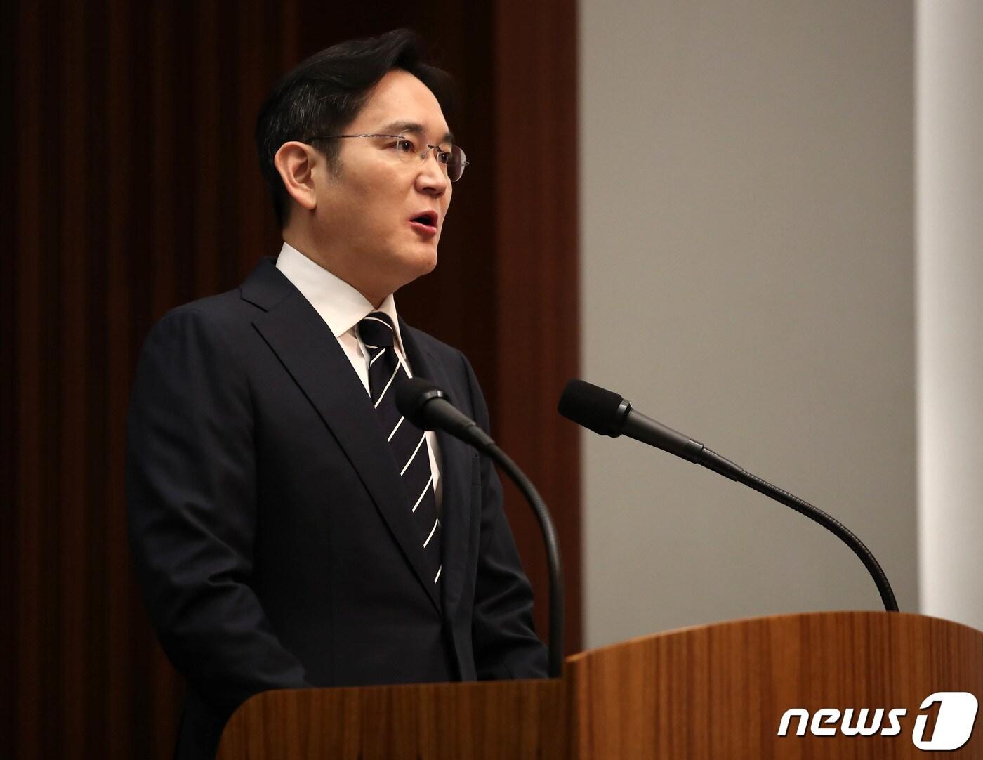 본문 이미지 - 이재용 삼성전자 부회장이 6일 오후 서울 서초동 삼성사옥에서 경영권 승계 및 노동조합 문제 등과 관련해 ‘대국민 사과문’을 발표하고 있다. 2020.5.6/뉴스1 ⓒ News1 허경 기자