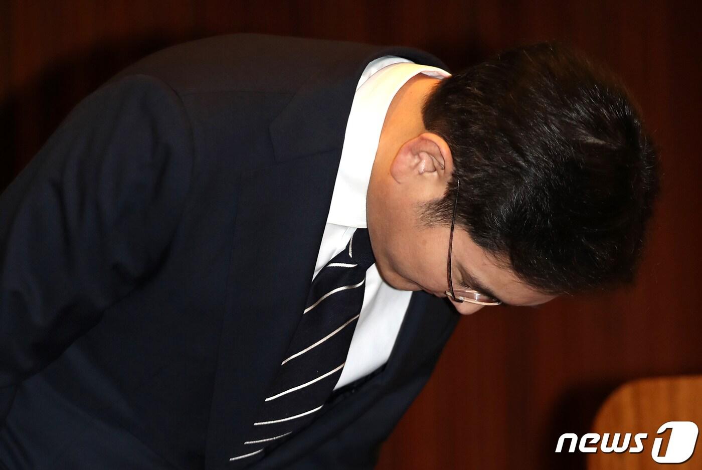 본문 이미지 - 이재용 삼성전자 부회장이 6일 오후 서울 서초동 삼성사옥에서 경영권 승계 및 노동조합 문제 등과 관련해 ‘대국민 사과문’을 발표한 후 고개를 숙이고 있다. 2020.5.6/뉴스1 ⓒ News1 허경 기자